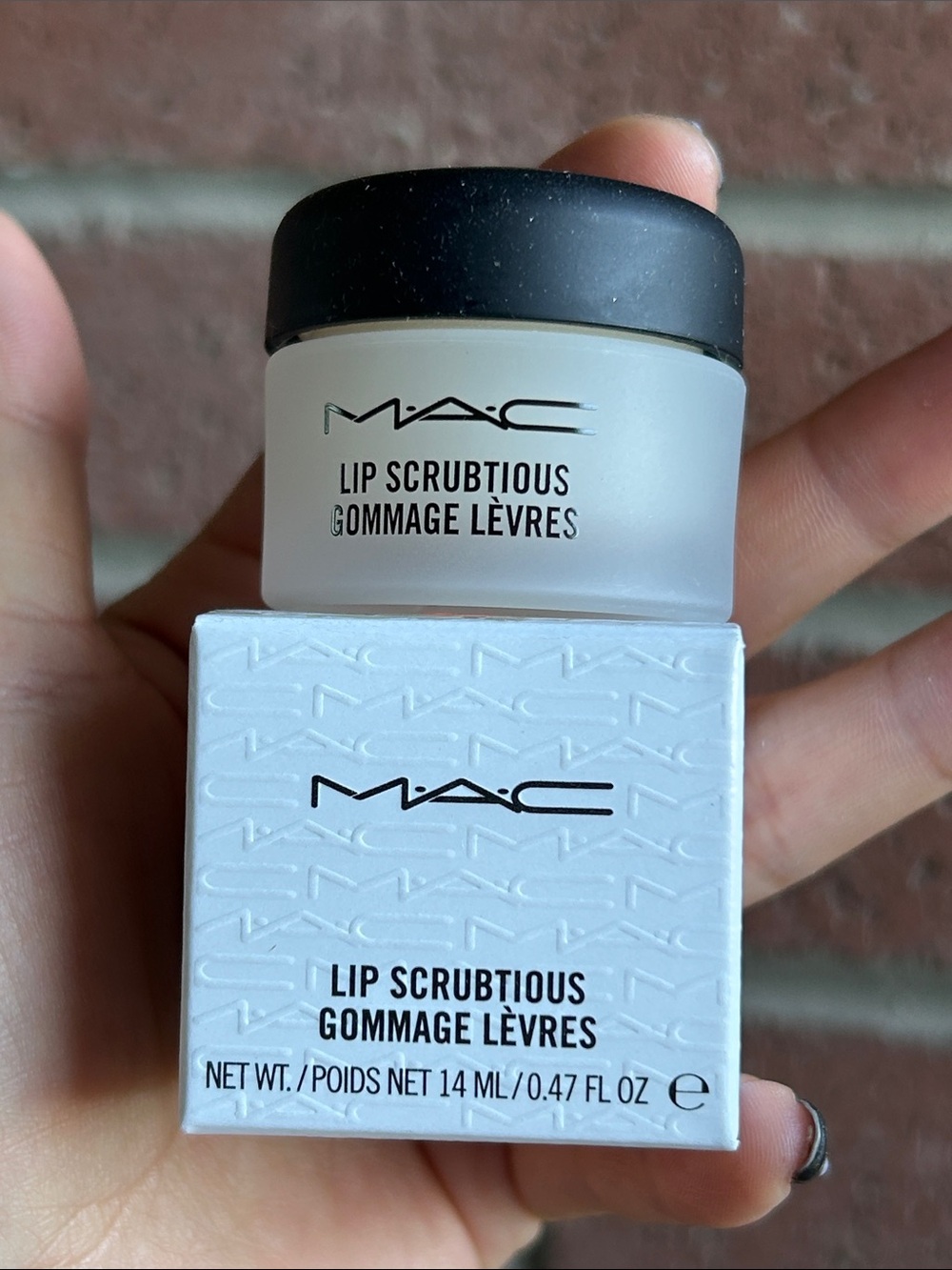 M.A.C LIP SCRUBTIOUS - Picture 1 of 2